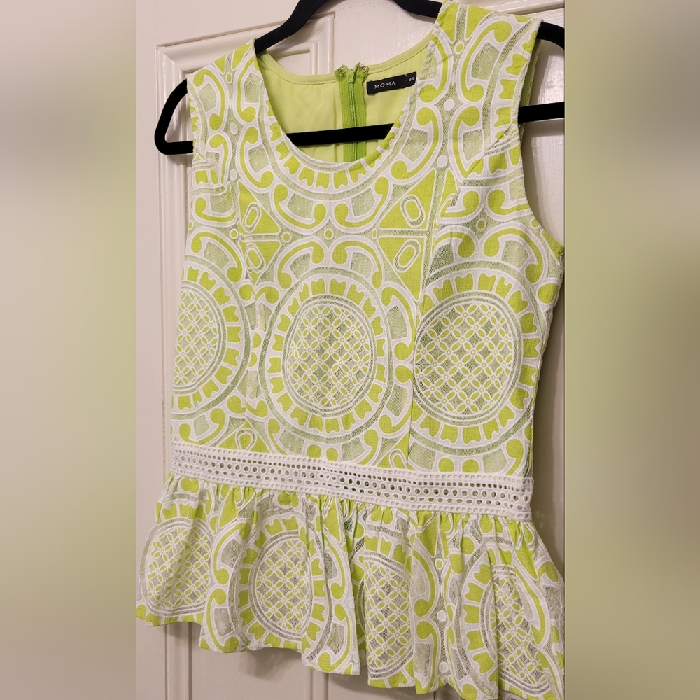 Elegantly laced sleeveless top. Pre-owned ( US Size 6.5, EU 38)